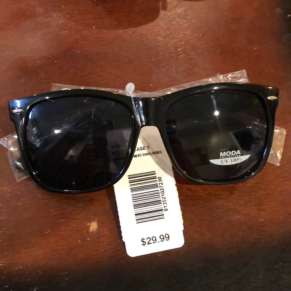 NWT MODA Collezione UV 100% protection Sunglasses in Black with Silver Hardware
